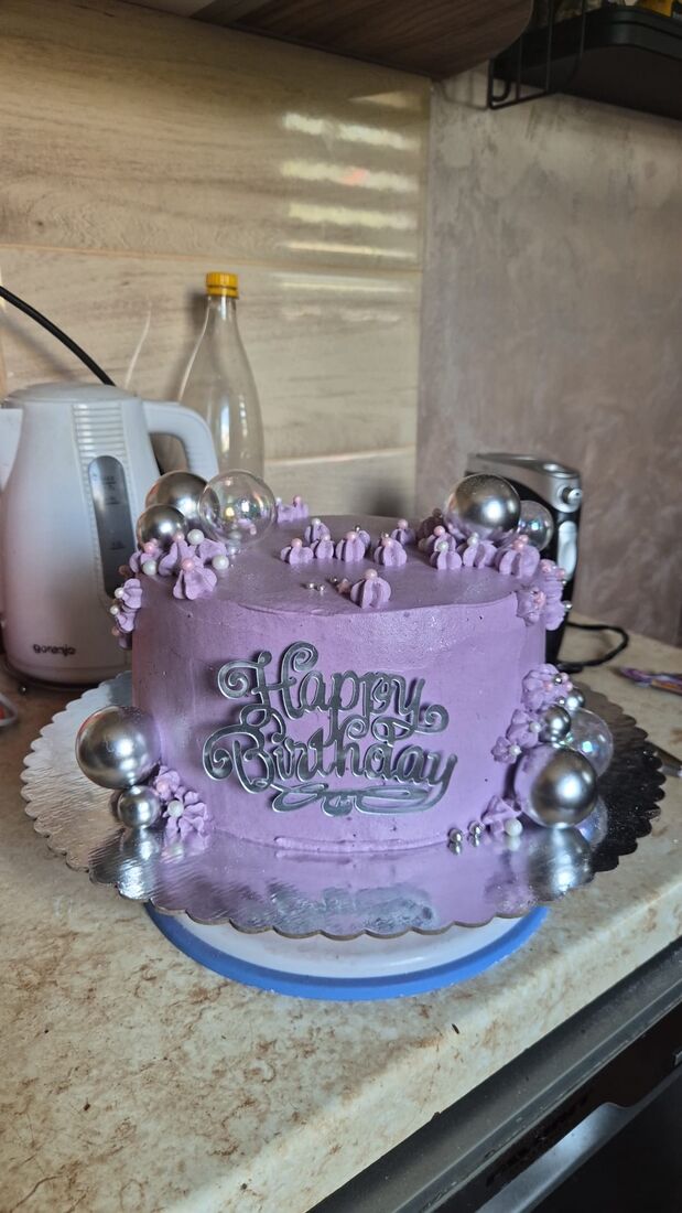 Ljubičasta svečana torta